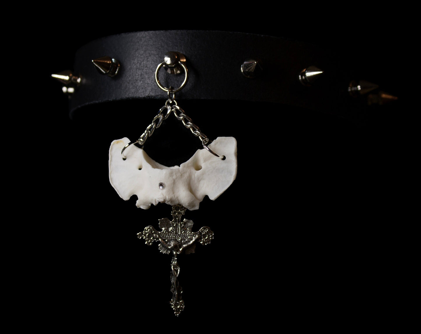 Crucifixus Atlas Bone Leather Choker