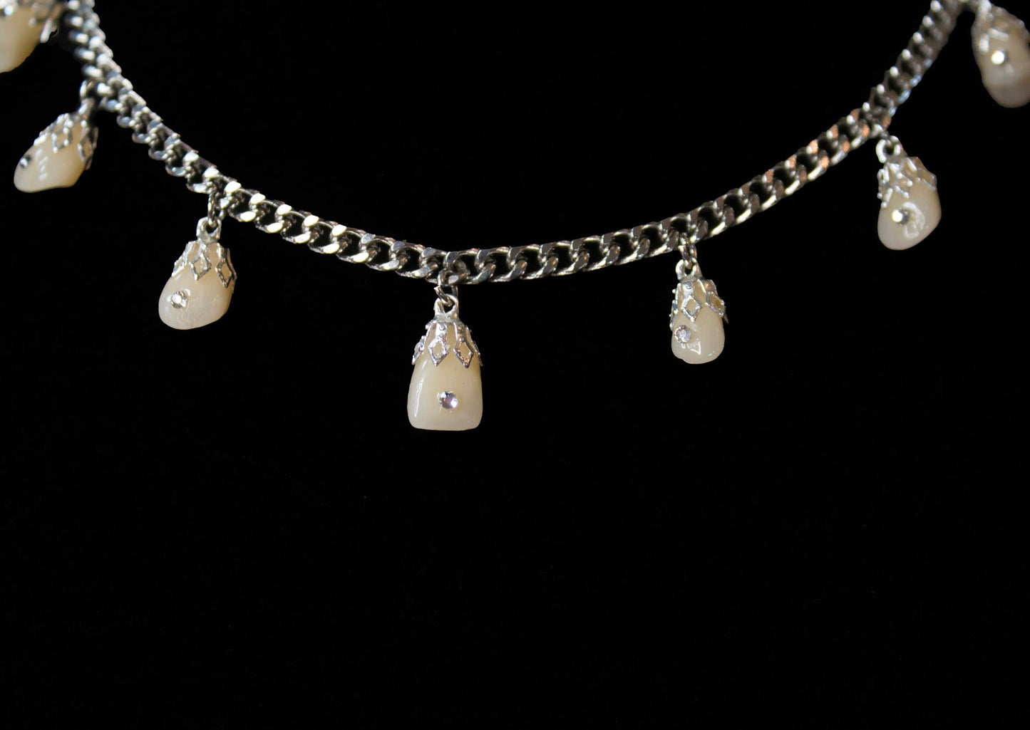 Snaggle Tooth Choker Thin Chain