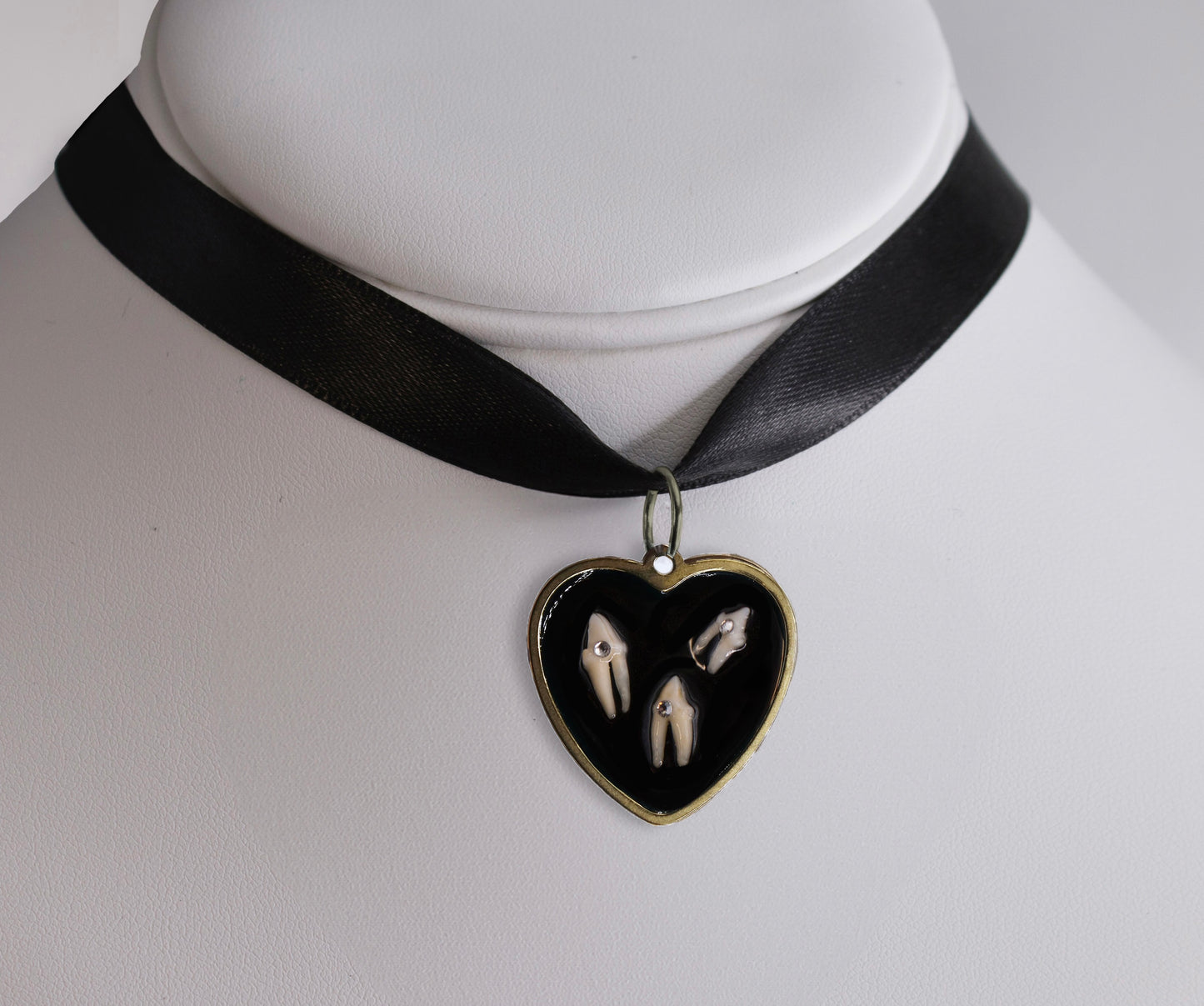 Romantic Idealism Choker