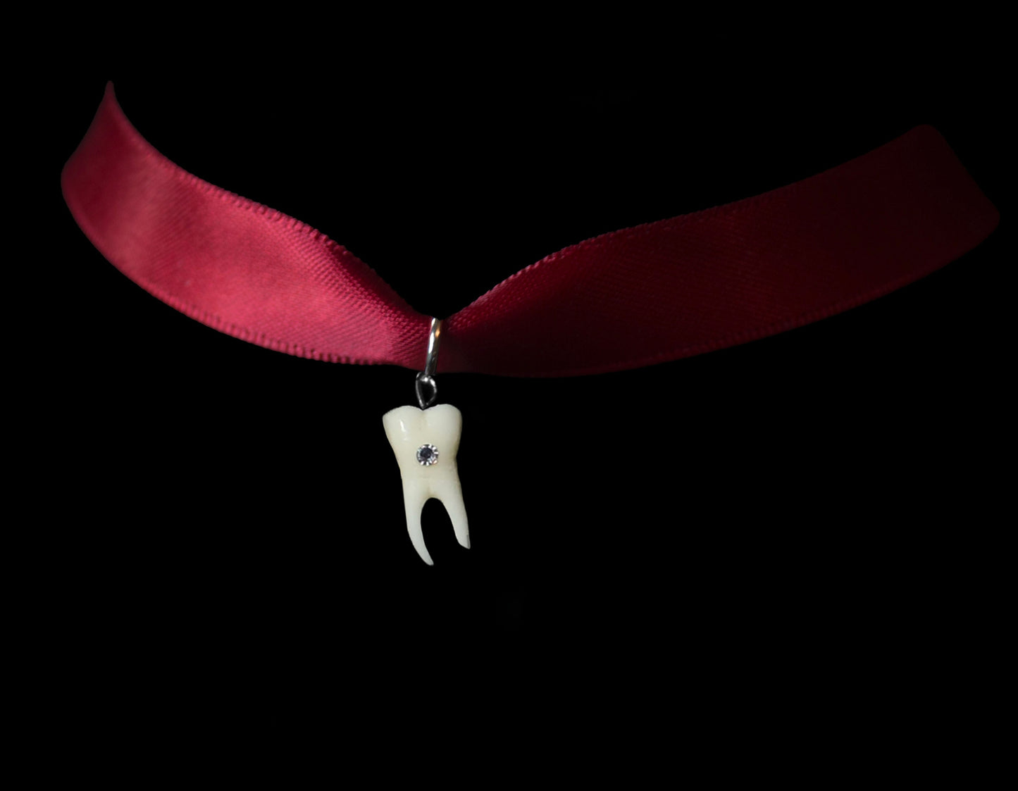 Pulling Ribbon Teeth Choker