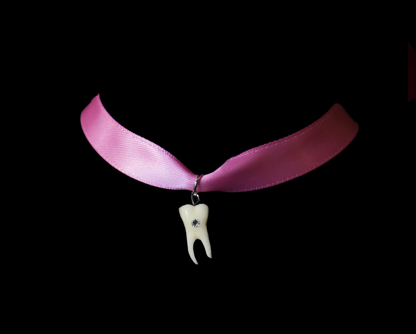 Pulling Ribbon Teeth Choker