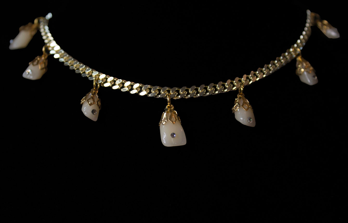 Snaggle Tooth Choker Thin Chain