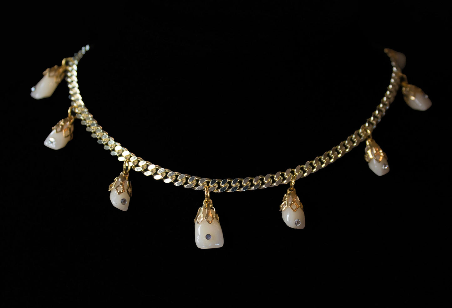 Snaggle Tooth Choker Thin Chain
