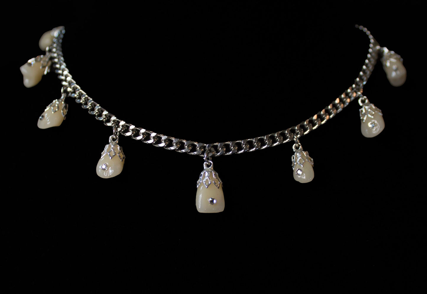 Snaggle Tooth Choker Thin Chain
