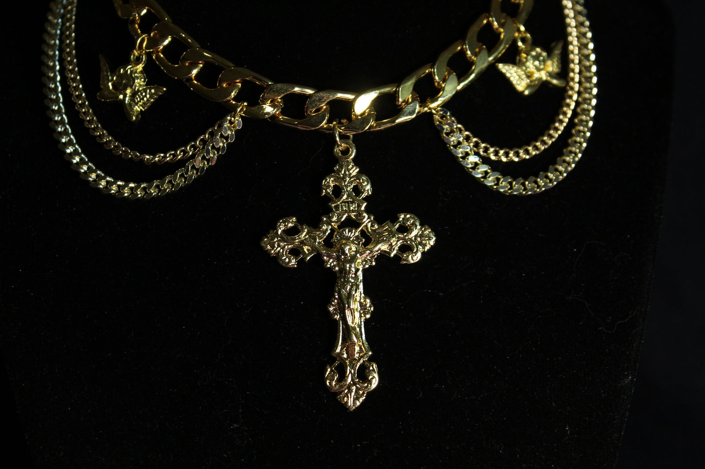 Crucifixus Choker