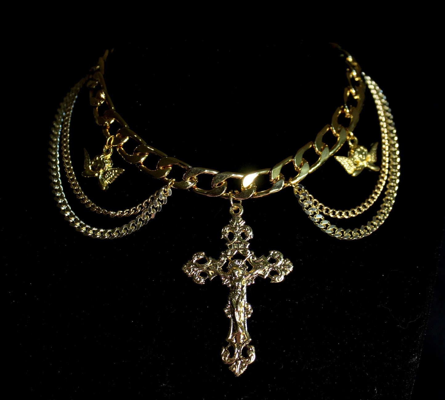 Crucifixus Choker